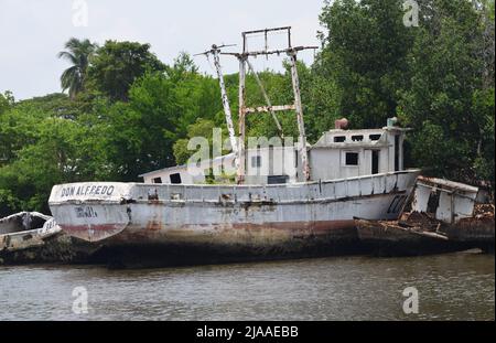 Verkommen Fischereifahrzeuge und Boote in Puerto San José, Pazifikküste Guatemalas Stockfoto