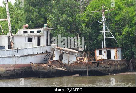 Verkommen Fischereifahrzeuge und Boote in Puerto San José, Pazifikküste Guatemalas Stockfoto