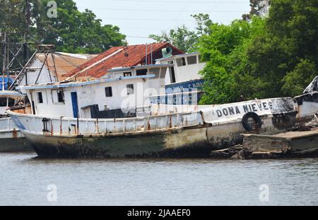 Verkommen Fischereifahrzeuge und Boote in Puerto San José, Pazifikküste Guatemalas Stockfoto