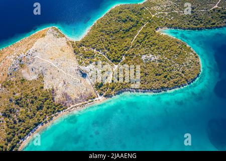 Grebastica türkisfarbene Bucht und Ostrica historische Verteidigungsmauer Ruinen Luftbild, Dalmatien Archipel von Kroatien Stockfoto