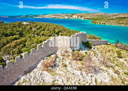 Ostrica historische Verteidigungsmauer Ruinen in Grebastica Bucht Luftbild, Dalmatien Archipel von Kroatien Stockfoto