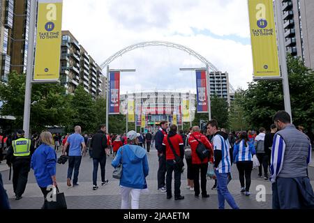 London, Großbritannien. 29.. Mai 2022. Die Fans kommen am 29.. Mai 2022 am Wembley Way zum Championship Play-Off Final Huddersfield Town gegen Nottingham Forest im Wembley Stadium, London, Großbritannien, an. Kredit: Paul Marriott/Alamy Live Nachrichten Stockfoto