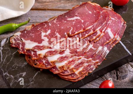 Türkische Pastrami. Speck aus Ribeye-Fleisch. Rinderpastrami in Scheiben geschnittene Pastirma oder türkische Pastrami. Nahaufnahme. Stockfoto