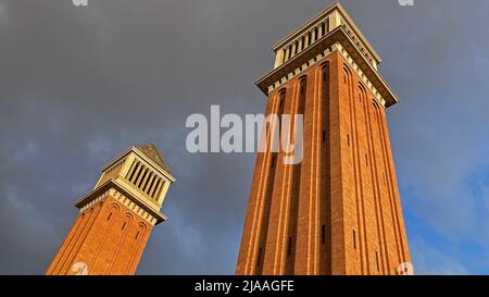 Die venezianischen Türme sind zwei Türme an der Avinguda de la Reina Maria Cristina an der Kreuzung mit der Plaça d'Espanya in Barcelona Stockfoto