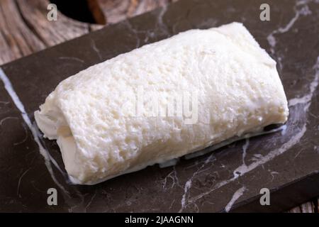 Gerinnte Creme. Frische Milchcreme. Täglich frische Kuhcreme. Nahaufnahme. Stockfoto