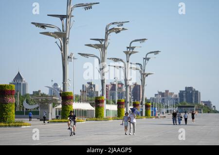 Peking, China. 29.. Mai 2022. Menschen besuchen den Pekinger Olympiapark in Peking, der Hauptstadt Chinas, 29. Mai 2022. In Peking wurde COVID-19 von Freitag bis Sonntag um 3 Uhr nicht von der Gemeinde in der Stadt übertragen, sagte ein Beamter auf einer Pressekonferenz am Sonntag. Die chinesische Hauptstadt meldete von Ende Samstag bis Sonntag um 3 Uhr sieben neue lokal übertragene COVID-19-Infektionen, die alle zu den zur Beobachtung unter Quarantäne gestellten gehörten, sagte Liu Xiaofeng, stellvertretender Direktor des Pekinger Zentrums für die Prävention und Kontrolle von Krankheiten. Quelle: Ju Huanzong/Xinhua/Alamy Live News Stockfoto