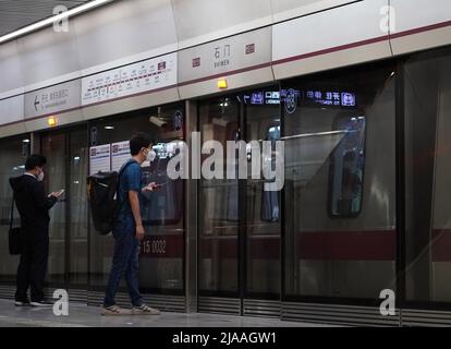 (220529) -- PEKING, 29. Mai 2022 (Xinhua) -- Menschen sind dabei, am Bahnhof Shimen der Linie 15 im Bezirk Shunyi in Peking, der Hauptstadt Chinas, in einen U-Bahn-Zug zu steigen, 29. Mai 2022. In Peking wurde COVID-19 von Freitag bis Sonntag um 3 Uhr nicht von der Gemeinde in der Stadt übertragen, sagte ein Beamter auf einer Pressekonferenz am Sonntag. Die chinesische Hauptstadt meldete von Ende Samstag bis Sonntag um 3 Uhr sieben neue lokal übertragene COVID-19-Infektionen, die alle zu den zur Beobachtung unter Quarantäne gestellten gehörten, sagte Liu Xiaofeng, stellvertretender Direktor des Pekinger Zentrums für die Prävention und Kontrolle von Krankheiten. (Xinhua/Ren Stockfoto