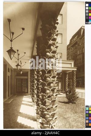 8., Albertgasse 13-17 - Ludo-Hartmann-Hof - Portikus. Carl (Karl) Zapletal (1876-1941), Fotograf Stockfoto