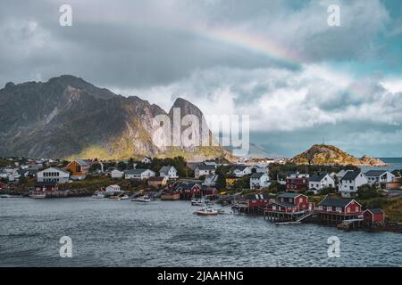 Der Reinefjord liegt auf der Insel Moskenes der Lofoten, einer wunderschönen Inselgruppe im Norden Norwegens. Berühmt für seine steilen Berge Stockfoto