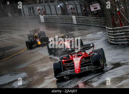 Monaco. 29.. Mai 2022. MONTE-CARLO - Charles Leclerc (16) mit dem Ferrari, Carlos Sainz (55) mit dem Ferrari, Sergio Perez (11) mit dem Oracle Red Bull Racing RB18 Honda und Max Verstappen (1) mit dem Oracle Red Bull Racing RB18 Honda während der Formationsrunde des Grand Prix von Monaco F1 auf dem Circuit de Monaco am 29. Mai 2022 in Monte-Carlo, Monaco. REMKO DE WAAL Kredit: ANP/Alamy Live News Stockfoto
