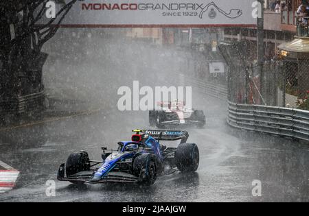 Monaco. 29.. Mai 2022. MONTE-CARLO - Nichola Latifi (6) auf dem Williams FW44 und Guanyu Zhou (24) auf dem Alfa Romeo C40 während der Formationsrunde des Grand Prix von Monaco F1 auf dem Circuit de Monaco am 29. Mai 2022 in Monte-Carlo, Monaco. REMKO DE WAAL Kredit: ANP/Alamy Live News Stockfoto