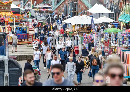 Brighton UK 29. May 2022 - Besucher genießen die Sonne an der Küste von Brighton, da in den nächsten Tagen kühleres Wetter für Großbritannien prognostiziert wird : Credit Simon Dack / Alamy Live News Stockfoto