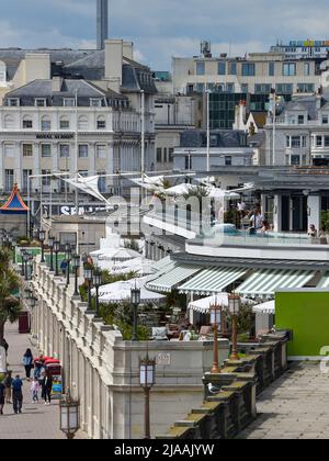 Brighton UK 29. May 2022 - Besucher genießen die Sonne an der Strandpromenade von Brighton am Soho House Beach Club, da für Großbritannien in den nächsten Tagen kühleres Wetter prognostiziert wird : Credit Simon Dack / Alamy Live News Stockfoto