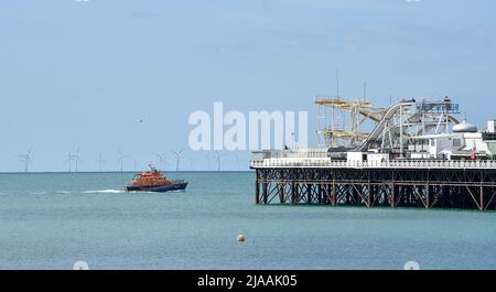 Brighton UK 29. May 2022 - Ein Rettungsboot fährt an einem sonnigen Tag am Brighton Palace Pier vorbei, da für Großbritannien in den nächsten Tagen kühleres Wetter prognostiziert wird : Credit Simon Dack / Alamy Live News Stockfoto