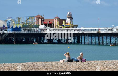 Brighton UK 29. May 2022 - Besucher genießen die Sonne an der Küste und am Strand von Brighton, da für Großbritannien in den nächsten Tagen kühleres Wetter prognostiziert wird : Credit Simon Dack / Alamy Live News Stockfoto