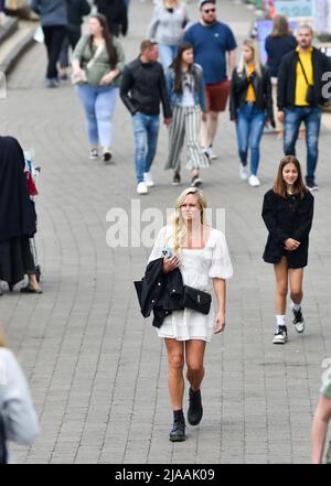 Brighton UK 29. May 2022 - Besucher genießen die Sonne an der Küste von Brighton, da in den nächsten Tagen kühleres Wetter für Großbritannien prognostiziert wird : Credit Simon Dack / Alamy Live News Stockfoto