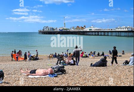 Brighton UK 29. May 2022 - Besucher genießen den Sonnenschein auf Brighton, da für Großbritannien in den nächsten Tagen kühleres Wetter prognostiziert wird : Credit Simon Dack / Alamy Live News Stockfoto