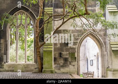 St. Dunstan im East Church Garden, eine alte verlassene Kirche, die von Natur überwuchert ist. Großbritannien, London Stockfoto