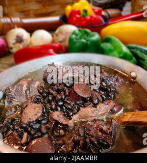 Traditionelles brasilianisches Essen, Feijoada genannt. Schwarze Bohnen mit Schweinefleisch Stockfoto
