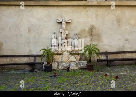 Das Kreuz an der Wand des Gebäudes der Kirche St. Kazimierz und des Klosters der Schwestern der Barmherzigkeit, Lemberg, Ukraine. Stockfoto