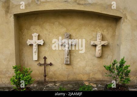 Das Kreuz an der Wand des Gebäudes der Kirche St. Kazimierz und des Klosters der Schwestern der Barmherzigkeit, Lemberg, Ukraine. Stockfoto