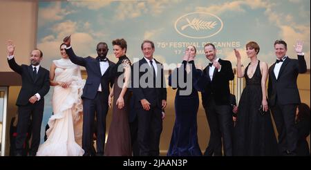 Cannes, Frankreich. 28.. Mai 2022. Jurymitglieder posieren auf dem roten Teppich während der Abschlussfeier der Filmfestspiele von Cannes 75. am 28. Mai 2022 in Cannes, Südfrankreich. Kredit: Gao Jing/Xinhua/Alamy Live Nachrichten Stockfoto