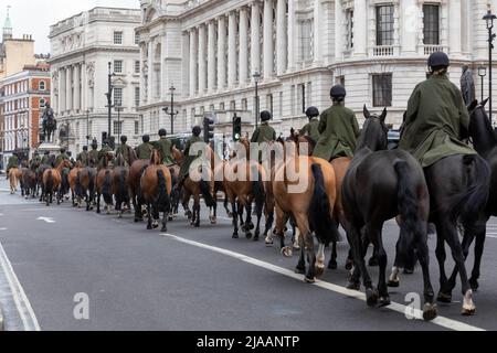 Mitglieder der Household Cavalry sahen mit ihren Pferden Whitehall entlang marschieren. Bild aufgenommen am 24.. Mai 2022. © Belinda Jiao jiao.bilin@gmail. Stockfoto