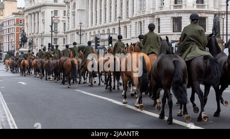 Mitglieder der Household Cavalry sahen mit ihren Pferden Whitehall entlang marschieren. Bild aufgenommen am 24.. Mai 2022. © Belinda Jiao jiao.bilin@gmail. Stockfoto