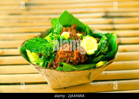 Thai Food Curry Fischkuchen. Fischkuchen Bio Natur Paket Stockfoto