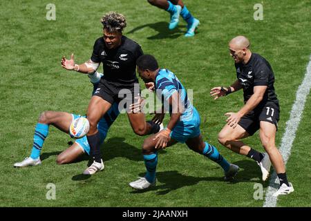 Die Neuseeländer Kitiona Vai (links) und Joe Webber (rechts) beim 39. Spiel am zweiten Tag der HSBC World Rugby Sevens Series im Twickenham Stadium, London. Bilddatum: Sonntag, 29. Mai 2022. Stockfoto