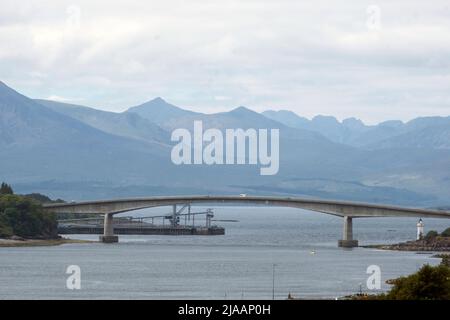 Die Skye Bridge, die das schottische Festland mit der Isle of Skye zwischen Kyle of Lochalsh und Kyleakin auf Skye verbindet. Stockfoto
