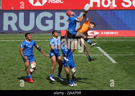 Samoanische und australische Spieler kämpfen am zweiten Tag der HSBC World Rugby Sevens Series im Twickenham Stadium, London, im Spiel 40 um den Ball. Bilddatum: Sonntag, 29. Mai 2022. Stockfoto