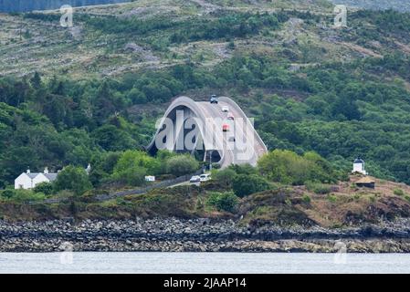 Die Skye Bridge, die das schottische Festland mit der Isle of Skye zwischen Kyle of Lochalsh und Kyleakin auf Skye verbindet. Stockfoto