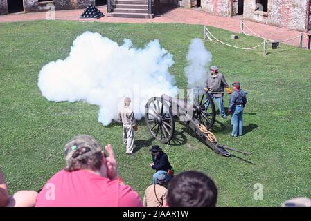 Die Wiederaufwerfer des Bürgerkrieges feuern eine Kanone auf Fort Macon, die ursprünglich 1834 zur Verteidigung von Beaufort NC errichtet und 1924 in einen Staatspark umgewandelt wurde. Stockfoto