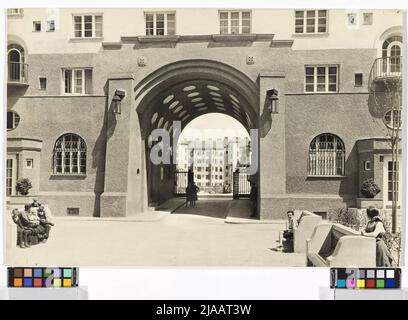 12., Längenfeldgasse 68 / Karl-Löwe-Gasse (ursprünglich Neuwallgasse) 17-19 / Aßmayergasse 63 / Murlingengasse 32-34-Fuchsenfeldhof-Hofblick-Toreingang. Bruno Reiffenstein (1869-1951), Fotograf Stockfoto