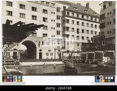 12., Längenfeldgasse 68 / Karl-Löwe-Gasse (ursprünglich Neuwallgasse) 17-19 / Aßmayergasse 63 / Murlingengasse 32-34-Fuchsenfeldhof-Court Aussichts-Planschbecken. Martin Gerlach jun. (1879-1944), Fotograf Stockfoto