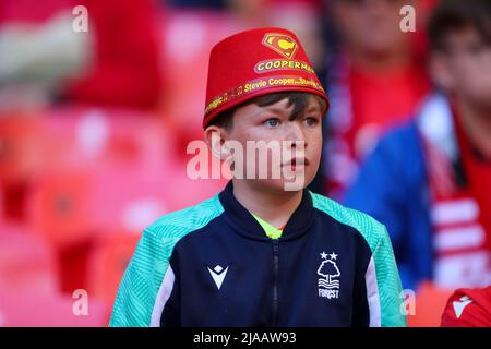 London, Großbritannien. 29.. Mai 2022; Wembley Stadium, London, England, EFL Championship Play-Off Finale, Huddersfield Town gegen Nottingham Forest: Junger Nottingham Forest Fan Kredit: Action Plus Sports Images/Alamy Live News Stockfoto