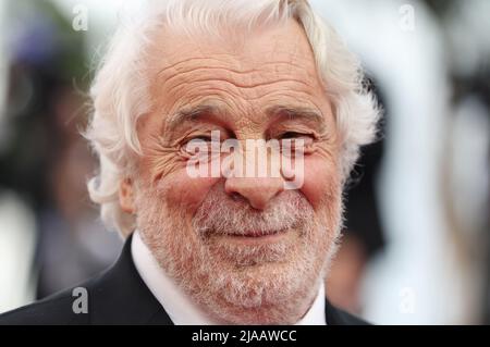 Cannes, Frankreich. 28.. Mai 2022. Der französische Schauspieler Jacques Weber posiert auf dem roten Teppich während der Abschlussfeier der Filmfestspiele von Cannes 75. am 28. Mai 2022 in Cannes, Südfrankreich. Kredit: Gao Jing/Xinhua/Alamy Live Nachrichten Stockfoto