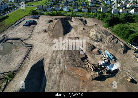 Luftaufnahme der Baustelle in der Nähe von Vorstadthäusern in Sayreville, New Jersey Stockfoto