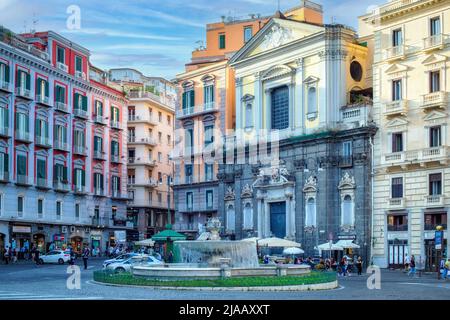 Neapel, Italien - 24. Mai 2022: Der berühmte Artischockenbrunnen auf dem Platz von Triest und Trient im historischen Zentrum der Stadt. Stockfoto