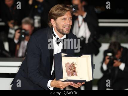 Cannes, Frankreich. 28.. Mai 2022. Der schwedische Regisseur Ruben Ostlund posiert während einer Fotoserie, nachdem sein Film Triangle of Traurness die Palme d'Or bei der Abschlussfeier der Filmfestspiele von Cannes 75. am 28. Mai 2022 in Cannes, Südfrankreich, gewonnen hat. Kredit: Gao Jing/Xinhua/Alamy Live Nachrichten Stockfoto