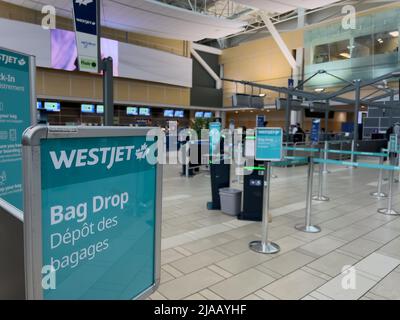 Vancouver, Kanada - Januar 15,2022: Blick auf die WestJet-Schalter am Vancouver International Airport (YVR) Stockfoto