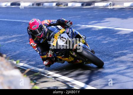 Davey Todd auf dem Milenco von Padgetts Motorcycle's Honda Fireblade, der in der ersten Trainingsnacht bei den Isle of man TT-Rennen 2022 am schnellsten war Stockfoto