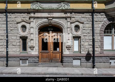 Norrkoping, Schweden - 29. Mai 2022: Eingang zum Nyborg-Haus in der Sandgatan 12 in Norrkoping. Das Gebäude wurde von Werner Northun entworfen. Stockfoto