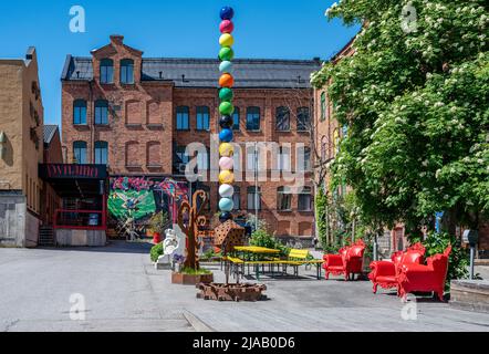 Öffentliche Kunst in Norrkoping, Schweden. Bollop von Camilla Lothigius, ein farbenfroher Clolimn im Kulturblock Hallarna (die Hallen) in Norrköping, Schweden. Stockfoto