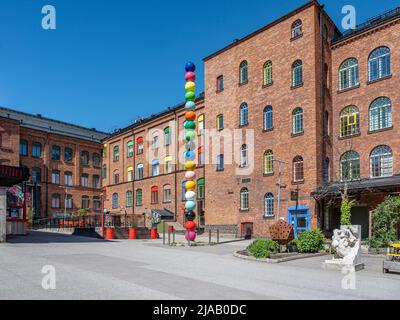 Öffentliche Kunst in Norrkoping, Schweden. Bollop von Camilla Lothigius, ein farbenfroher Clolimn im Kulturblock Hallarna (die Hallen) in Norrköping, Schweden. Stockfoto