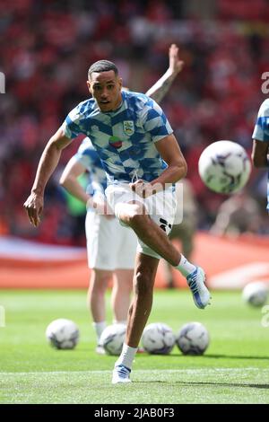 London, Großbritannien. 29.. Mai 2022. Jon Russell von Huddersfield Town erwärmt sich während des Play-Off-Finalmatches der EFL Sky Bet Championship zwischen Huddersfield Town und Nottingham Forest am 29. Mai 2022 im Wembley Stadium, London, England. Foto von Ken Sparks. Nur zur redaktionellen Verwendung, Lizenz für kommerzielle Nutzung erforderlich. Keine Verwendung bei Wetten, Spielen oder Veröffentlichungen einzelner Clubs/Vereine/Spieler. Kredit: UK Sports Pics Ltd/Alamy Live Nachrichten Stockfoto