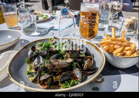 Norrkoping, Schweden - 29. Mai 2022: Moules Frites ist ein klassisches Gericht aus Nordfrankreich und Belgien und gilt als Nationalgericht Belgiens. Stockfoto