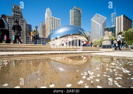 Cloud Gate aka The Bean, Skulptur im Millennium Park, Chicago, IL, USA Stockfoto