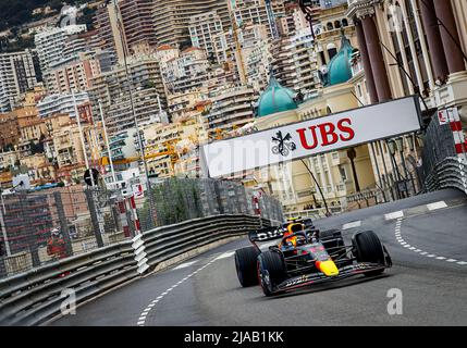 Monaco. 29.. Mai 2022. MONTE-CARLO - Sergio Perez (11) mit dem Oracle Red Bull Racing RB18 Honda während des Grand Prix von Monaco F1 auf dem Circuit de Monaco am 29. Mai 2022 in Monte-Carlo, Monaco. REMKO DE WAAL Kredit: ANP/Alamy Live News Stockfoto